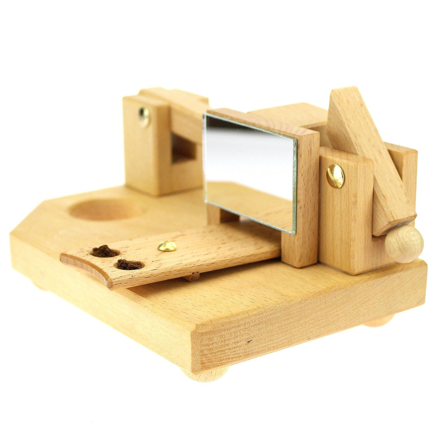 Holz-Räuchermann-Eisenbahnschranke mit Spiegelscheibe und goldfarbenen Details, naturfarbenes Holzspielzeug Detailansicht