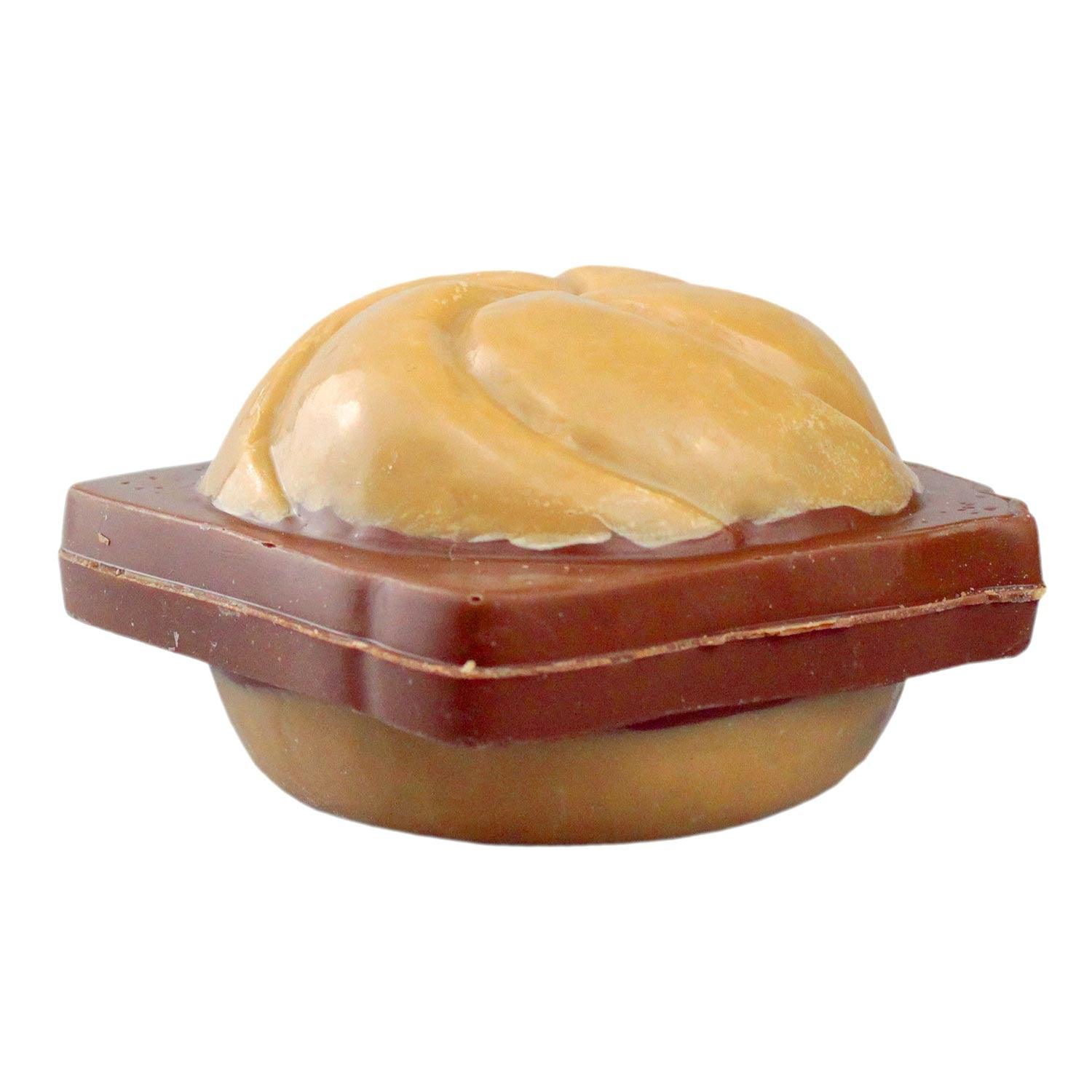 Vegetarische Leberkassemmel aus Vollmilchschokolade mit Karamell-Dekor aus weißer Schokolade, rund geformt.