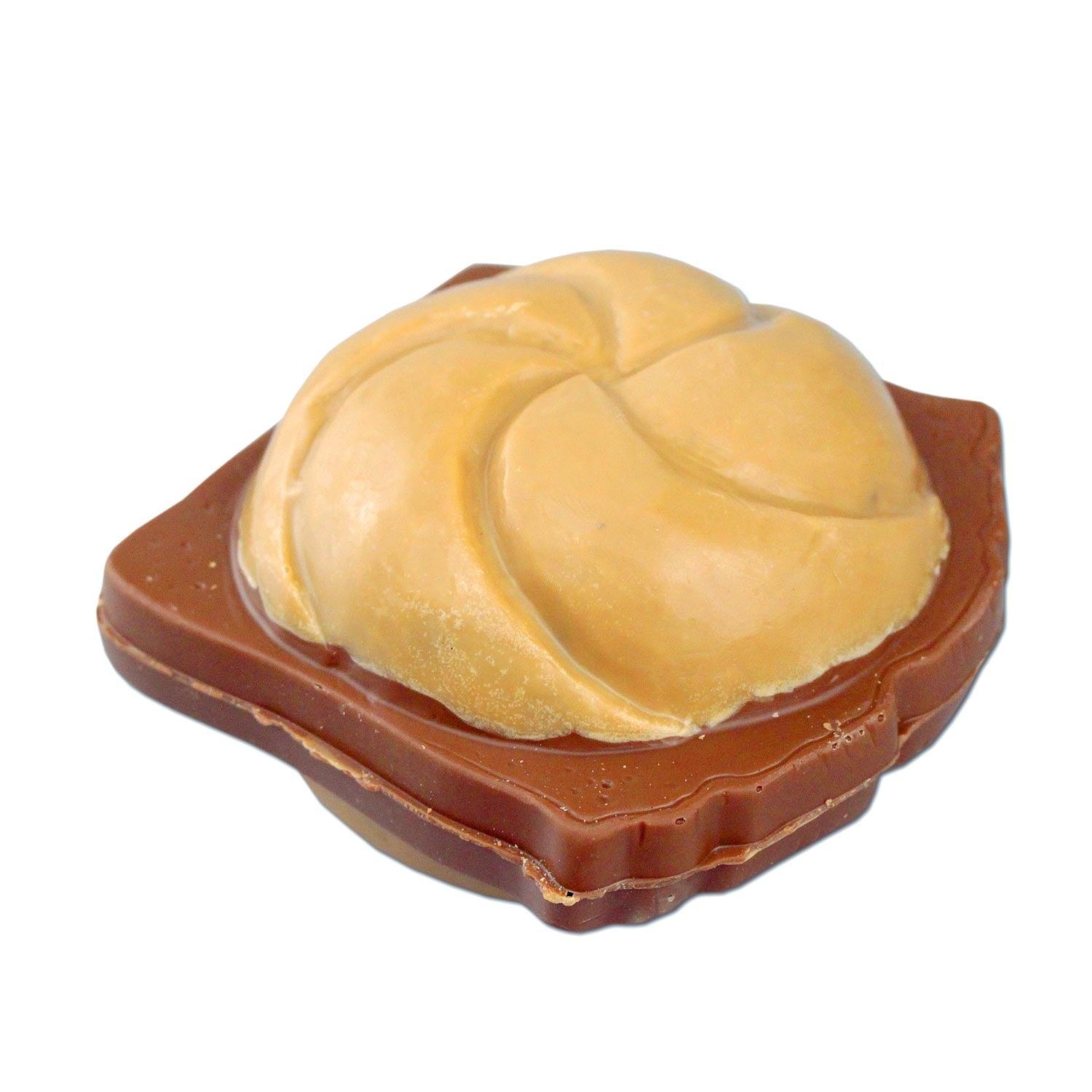 Vegetarische Leberkassemmel aus Vollmilchschokolade mit Karamell-Dekor, rund geformt, ca. 10 × 10 × 6 cm.