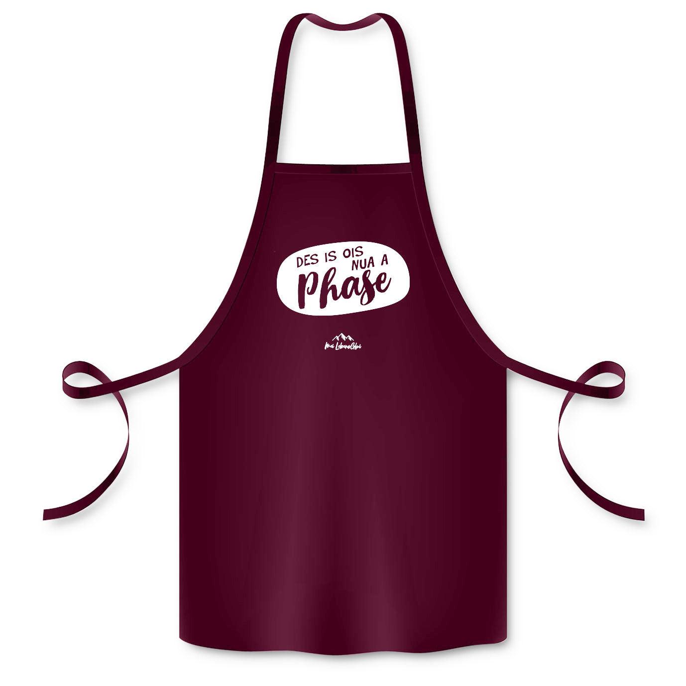Bordeauxrote Schürze "Des is ois nur a Phase" mit weißem Spruch und Mountains-Logo, zum Grillen & Kochen.