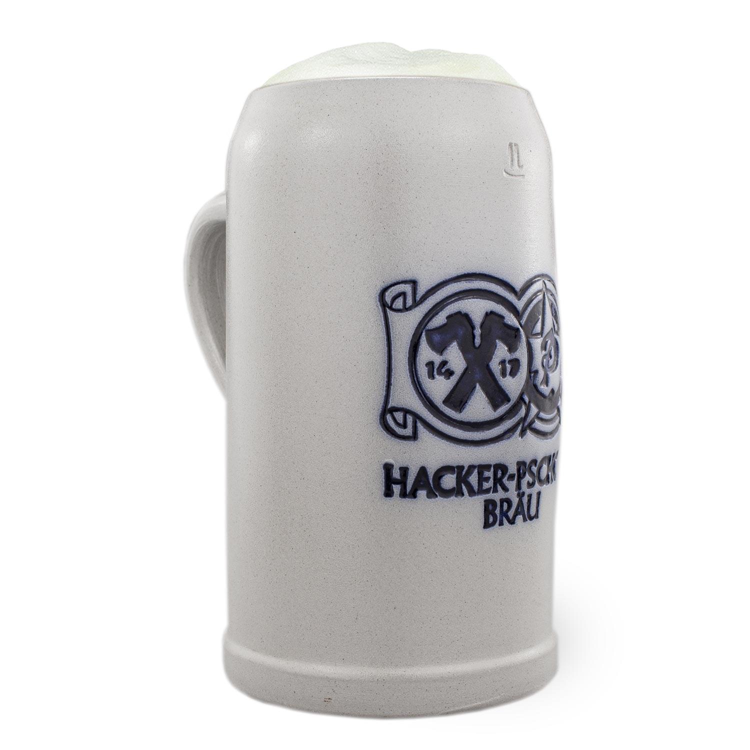 Traditioneller Bierkrug aus Keramik, gefüllt mit Bier und Schaumkrone, mit blauem Hacker-Pschorr Emblem.