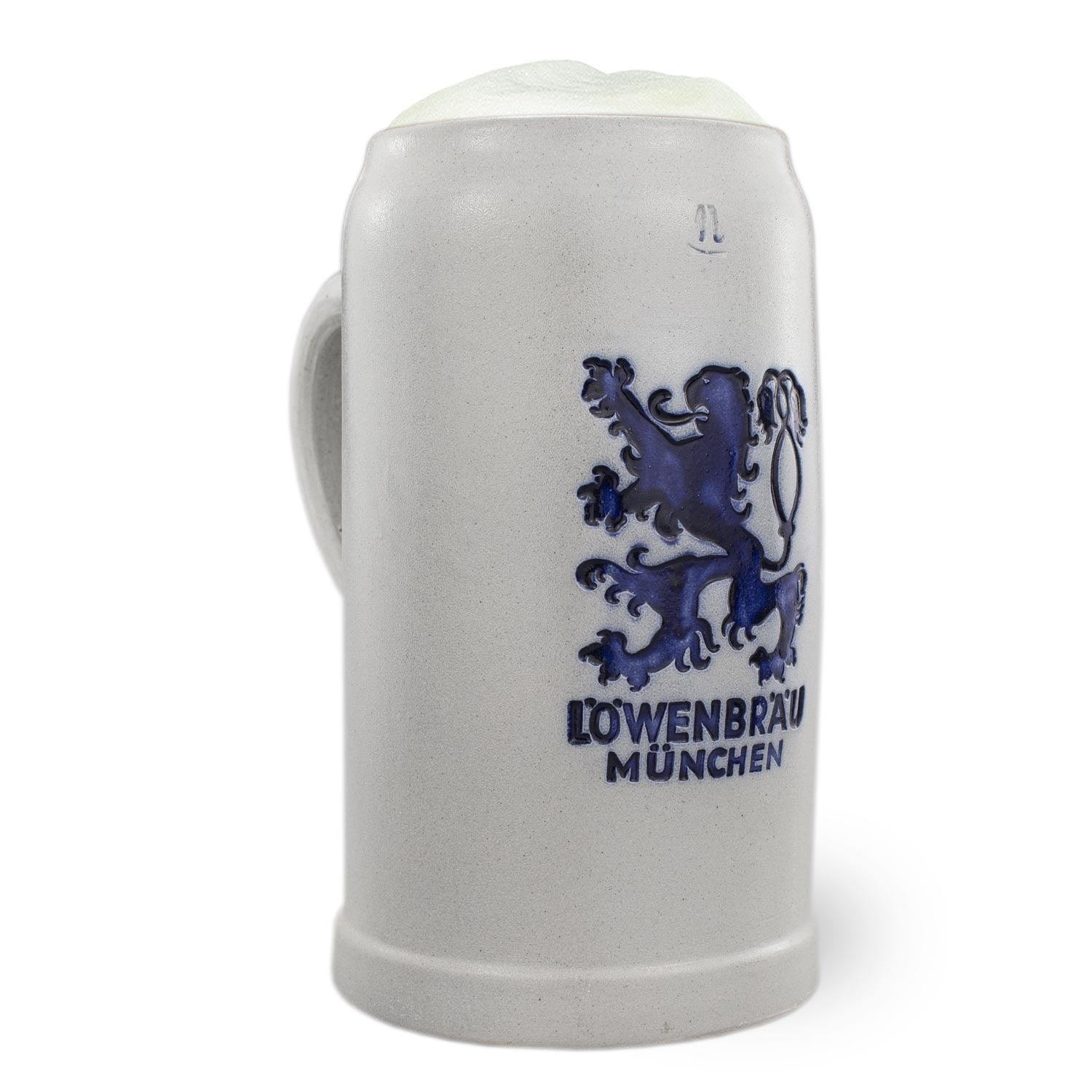 Traditioneller Stein-Bierkrug mit blauem Löwen-Emblem und "Löwenbräu München" Schriftzug darauf.