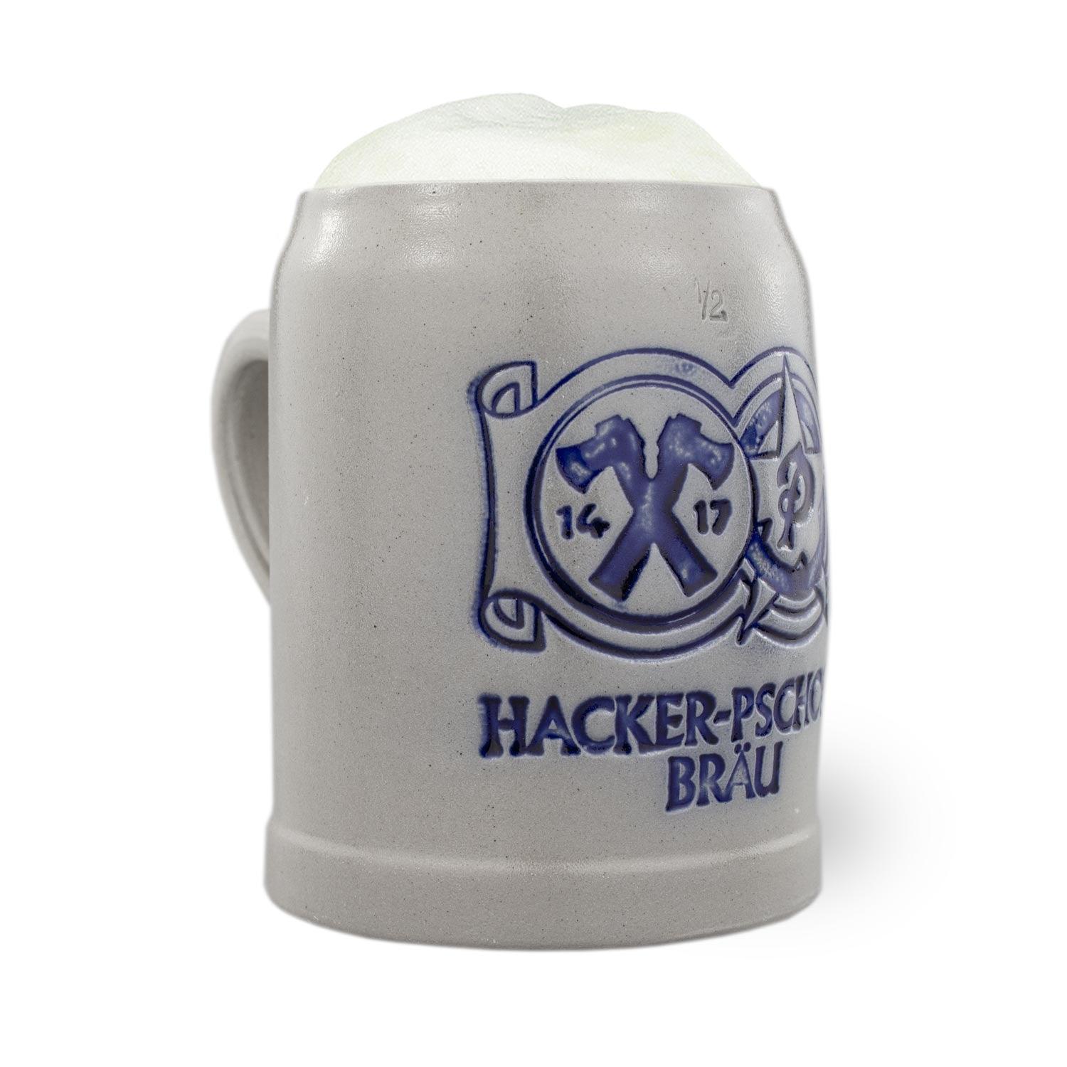 Grauer Keramik-Bierkrug mit blauem Hacker-Pschorr Brau Logo und Hammer Symbol, gefüllt mit Schaum.