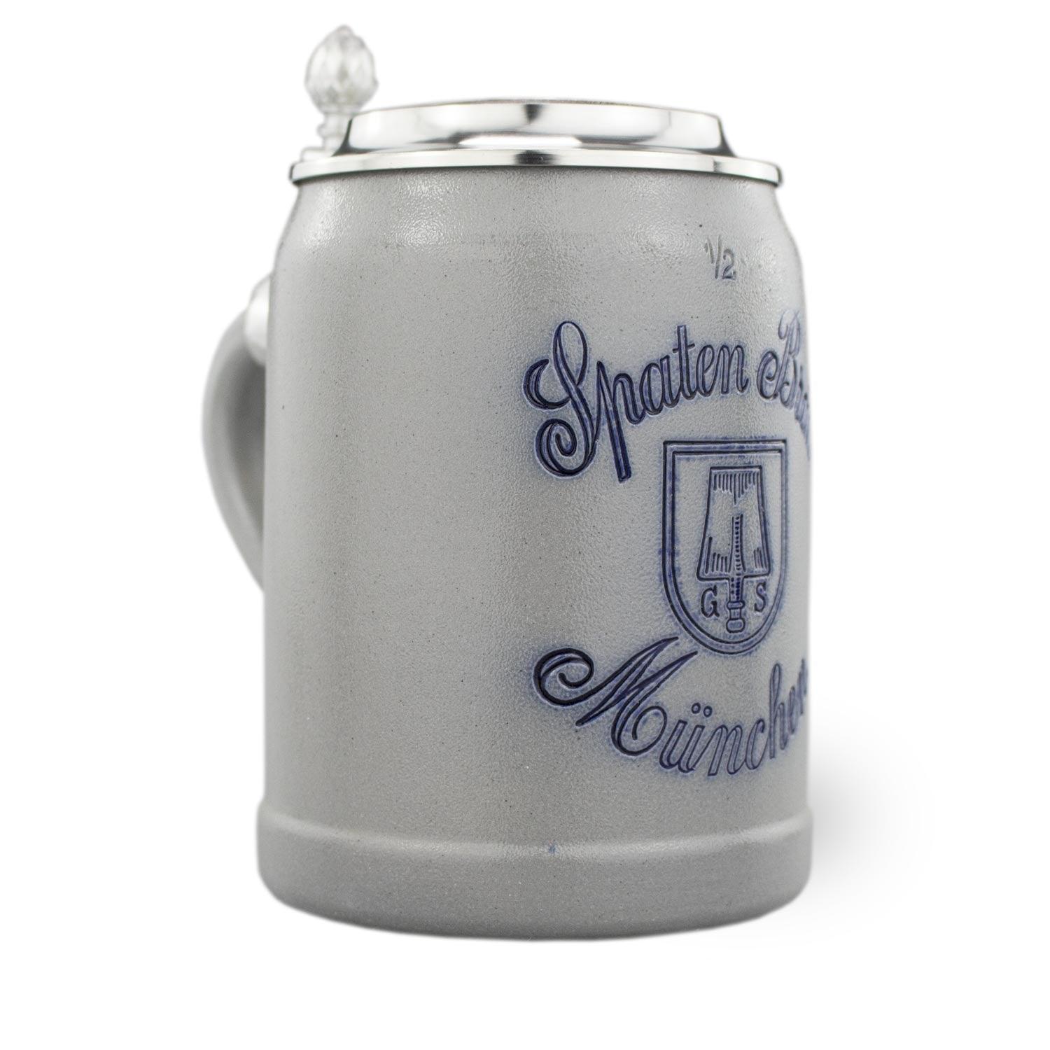 Grauer Steinzeug Bierkrug mit Spatenbräu München Prägung, blauem Schriftzug und verziertem Zinndeckel.