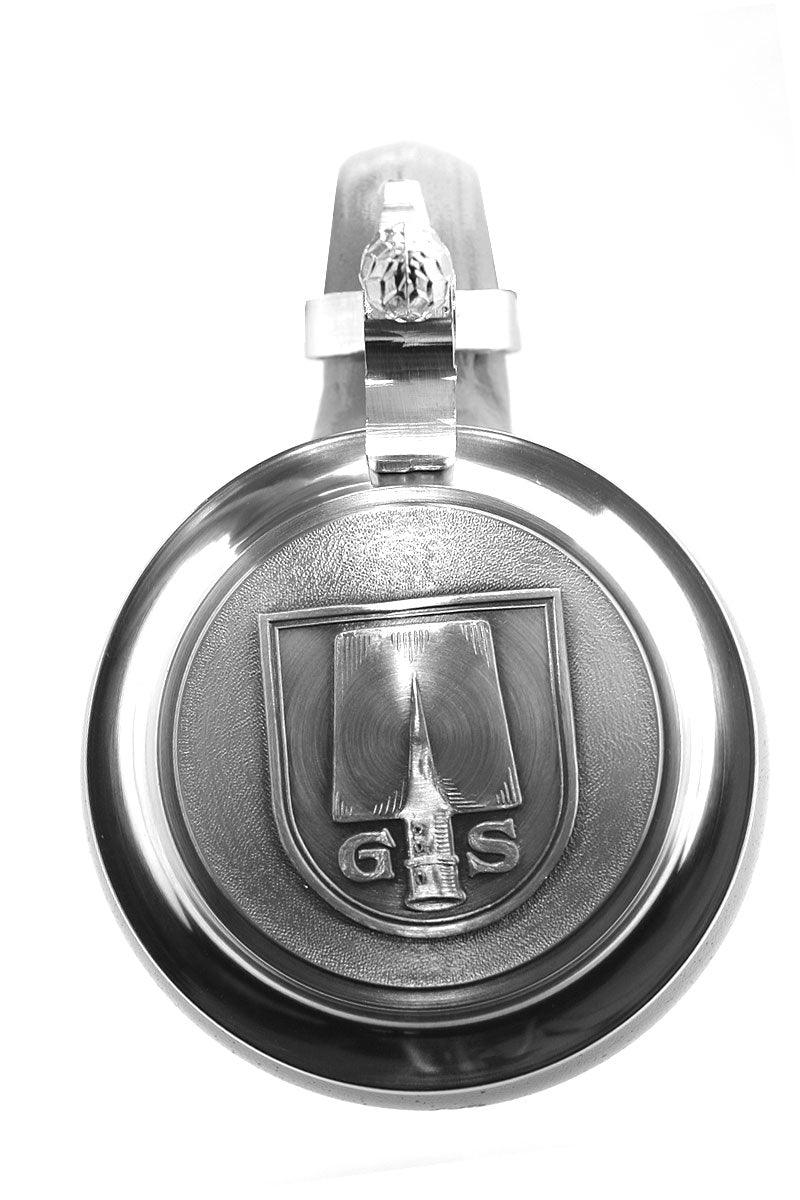 Handwerklich gefertigter Zinndeckel in schwarz-weiß mit Wappen-Gravur und kunstvollem Detail.