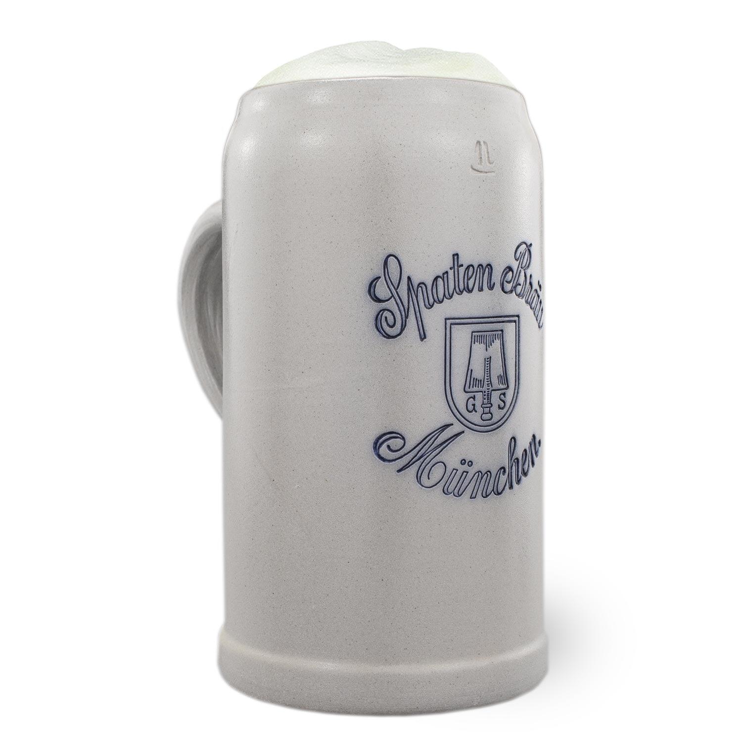 Grauer Keramik-Bierkrug mit blauem Spatenbräu München Logo und Schaumkrone, rustikales Design.