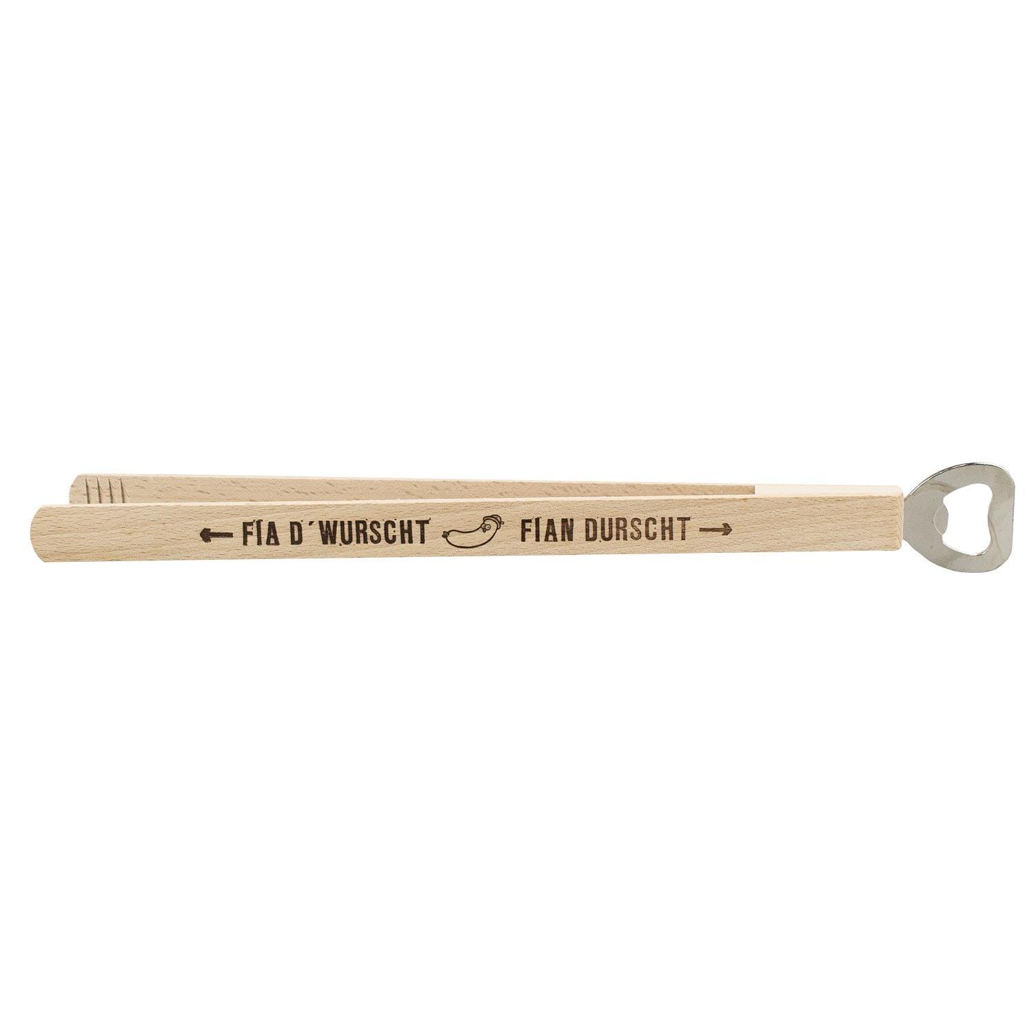 Holz-Grillzange mit "Fia d'Wurscht Fia'n Durscht" Aufschrift und integriertem Flaschenöffner, ideal für das Oktoberfest-Weißwurstfrühstück.