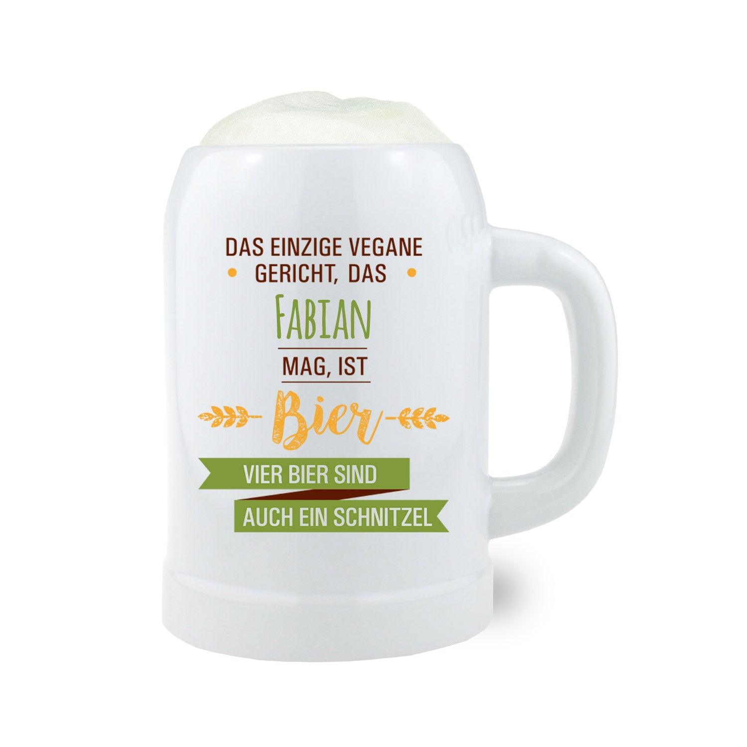 Weißer Bierkrug mit witzigem Aufdruck: "Das einzige vegane Gericht, das Fabian mag, ist Bier. Vier Bier sind auch ein Schnitzel.