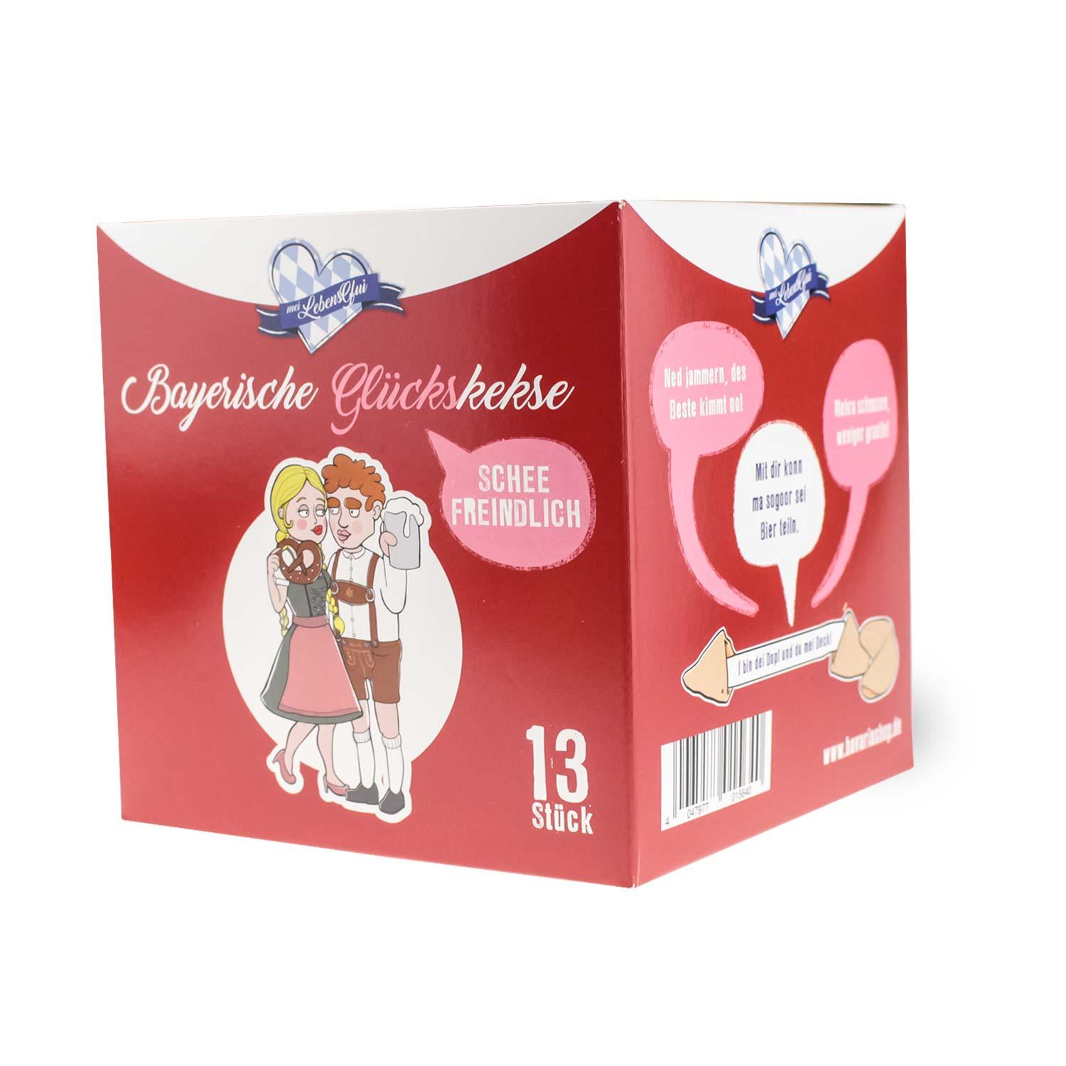 Rot-weiße Verpackung bayerische Glückskekse mit bärtigem Mann in Lederhose und Frau im Dirndl.