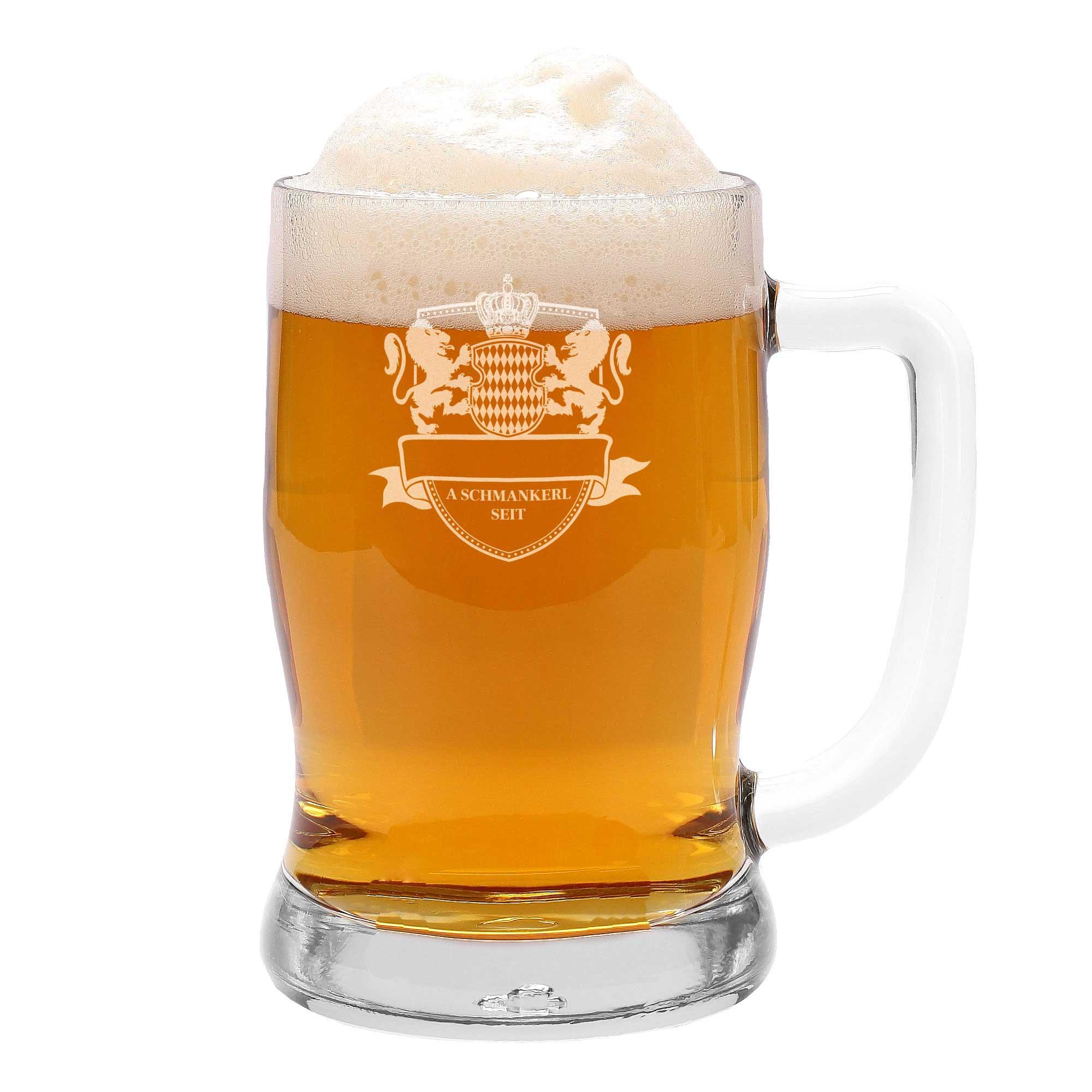 Traditioneller bayerischer Maßkrug mit Wappen und Schriftzug, gefüllt mit goldgelbem Bier und reichlich Schaumkrone.