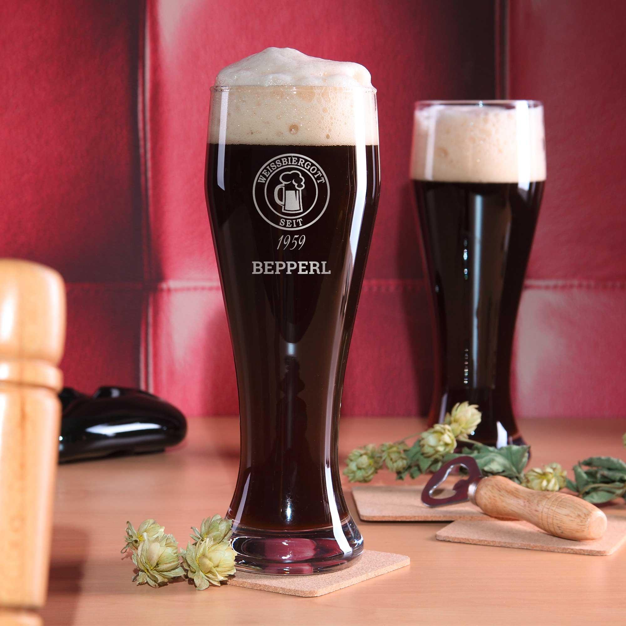 Dunkles Hefeweizen in einem personalisierten Weissbierglas mit Schaumkrone, Hopfenblüten und Korkuntersetzer.